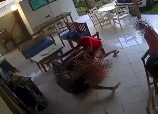 Vídeo - Câmera de segurança flagra homem agredindo tia de 58 anos em Porto Seguro