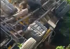 Vídeo - Caminhão despenca de ponte na Cruz do Ouro, em Itamaraju