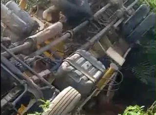 Vídeo - Caminhão despenca de ponte na Cruz do Ouro, em Itamaraju