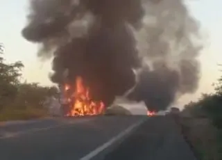 Vídeo - Caminhão fica totalmente destruído após pegar fogo na BR 324