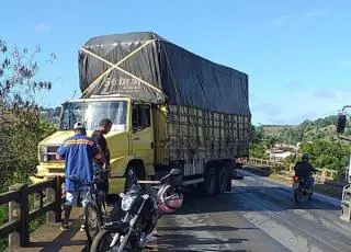 Vídeo - Caminhões batem de frente sobre ponte em Itamaraju