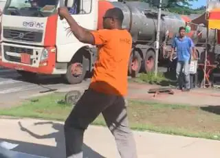 Vídeo: caminhoneiro ataca idoso com facão durante briga de trânsito no ES