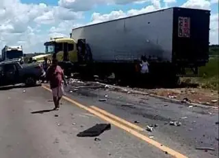 Vídeo – Caminhoneiro perde a vida em batida entre dois caminhões na BR 116 entre Santa Bárbara e Serrinha-BA