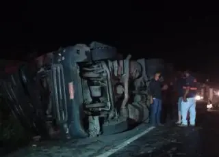 VÍDEO: Carreta carregada com óleo tomba na BR 101 entre Itamaraju e Teixeira e carga é saqueada