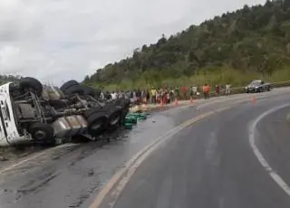 Vídeo - Carreta carregada de lubrificante tomba entre as cidades de Itabela e Eunápolis