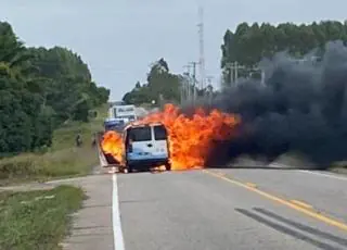 Vídeo - Carro do CRAS de Mucuri é totalmente destruído pelo fogo
