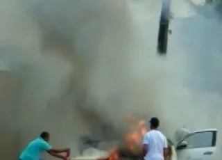 Vídeo -Carro é consumido pelo fogo em frente a delegacia de Posto da Mata