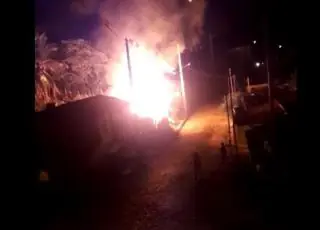 Vídeo - Casa de homem que energizou cerca em que mulher morreu eletrocutada pega fogo em Itamaraju