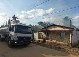 Vídeo - Casa é destruída pelo fogo, em Medeiros Neto