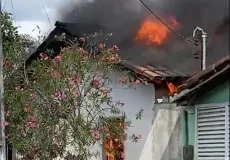 Vídeo - Casa pega fogo e fica destruída em Itabatã