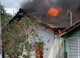 Vídeo - Casa pega fogo e fica destruída em Itabatã