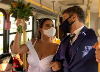 Vídeo - Cerimonialistas realizam casamento dentro de ônibus como forma de protesto