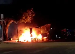 Vídeo - Chamas consomem barraca de alimentos no centro de Itamaraju