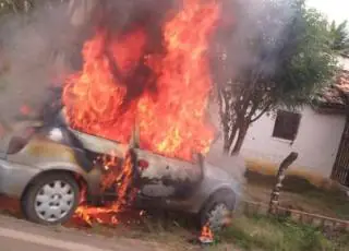 Vídeo chocante- Homem coloca fogo no carro, entra dentro e morre carbonizado