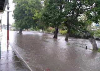VÍDEO: Chuva forte alaga ruas e causa transtornos a moradores da Barra, em Caravelas