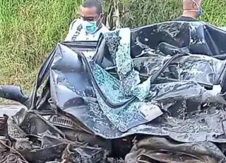 Vídeo - Colisão entre carro e caminhão baú deixa dois mortos na BR 101 no sul da Bahia