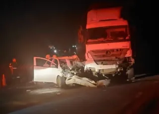 Vídeo - Colisão frontal na BR-101 em Itamaraju deixa uma pessoa morta e quatro feridas