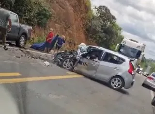 Vídeo - Colisão na BR-101 em Itabela deixa duas pessoas mortas, incluindo uma gestante