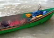 Vídeo - Corpo de pescador é encontrado em embarcação na Praia de Ponta de Areia, em Caravelas