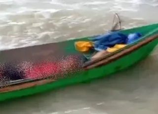 Vídeo - Corpo de pescador é encontrado em embarcação na Praia de Ponta de Areia, em Caravelas