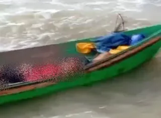 Vídeo - Corpo de pescador é encontrado em embarcação na Praia de Ponta de Areia, em Caravelas
