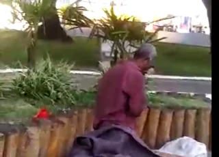 Vídeo- De joelhos morador de rua reza agradecendo a Deus por mais uma noite de sono