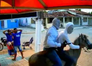 Vídeo - Dupla usa cavalo para assaltar mercado; suspeitos foram presos