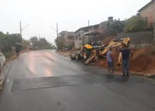 Vídeo: enxurrada invade casas e causa prejuízos a moradores em Medeiros Neto
