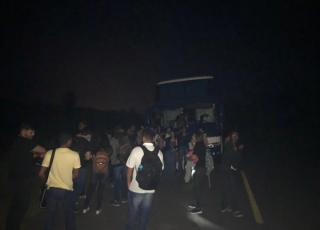 Estudantes universitários do Prado passam perrengue tendo que empurrar ônibus no meio de rodovia