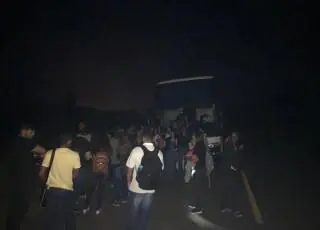 Estudantes universitários do Prado passam perrengue tendo que empurrar ônibus no meio de rodovia
