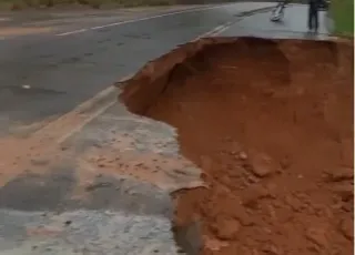 Vídeo - Forte chuva abre cratera na BA 283 entre Itabela e Guaratinga