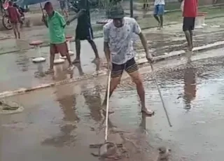 Vídeo - Forte chuva causa alagamentos e espalha peixes pelas ruas de Ipiaú
