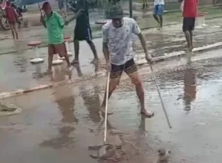 Vídeo - Forte chuva causa alagamentos e espalha peixes pelas ruas de Ipiaú