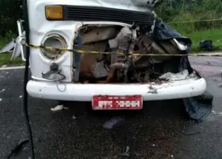 Vídeo - Acidente envolvendo carreta, Kombi, ônibus e carro de passeio deixa 04 mortos e 03 feridos na Bahia