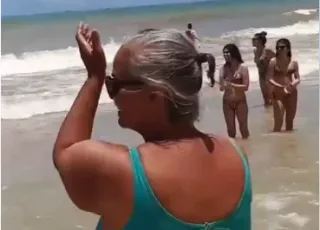 Vídeo -Guarda vidas salva mulher de afogamento em praia do Prado