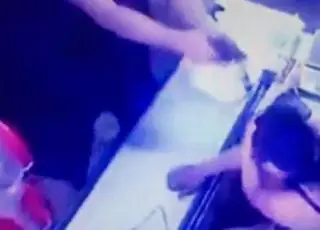 Vídeo: Homem atira cinco vezes contra a cabeça da esposa e arma falha