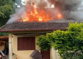Vídeo - Homem coloca fogo na casa com família dentro