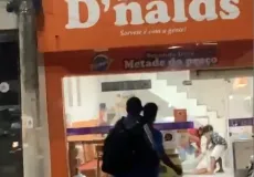Vídeo - Homem é esfaqueado por moradores de rua dentro de sorveteria em Teixeira de Freitas