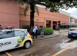 Homem é morto a tiros e mulher é baleada dentro de praça de alimentação de shopping