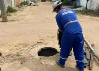 Vídeo- Homem é resgatado por Bombeiros depois de cair em buraco de esgoto da Embasa