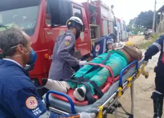 Vídeo -Homem fica soterrado em desabamento de terra no Bairro Novo Horizonte em Teixeira de Freitas