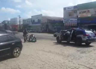 Vídeo - Homem fura bloqueio policial na BA 290, foge e acaba preso no centro de Teixeira
