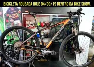 Vídeo – Homem furta bicicleta dentro de loja em Teixeira de Freitas