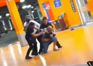 Vídeo - Homem negro é espancado ate a morte por funcionários do Carrefour em Porto Alegre