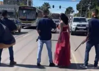 Vídeo - Homens armados com fuzis fecham avenida de Brasília para a Dama de Vermelho passar
