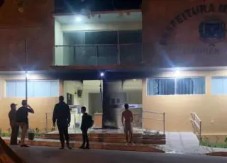 Vídeo - Homens encapuzados atiram e tentam por fogo na prefeitura de Itanhém