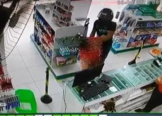 Vídeo - Idosa é agredida por bandido durante assalto a farmácia; esse seria o quarto assalto em 4 meses