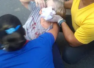 Vídeo -Idosa é atropelada por mototaxista em Itamaraju