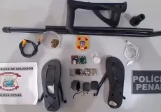 Vídeo - Idosa é flagrada com drogas e eletrônicos ocultos em muleta e chinelo em cadeia pública na Bahia