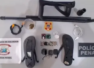 Vídeo - Idosa é flagrada com drogas e eletrônicos ocultos em muleta e chinelo em cadeia pública na Bahia